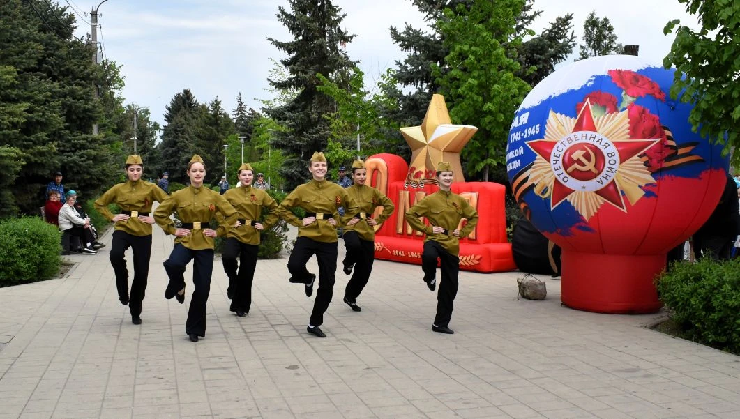 Пусть будет мир на всей планете, Сияет солнце над землей, Цветут сады, смеются дети! С Победой! С пр