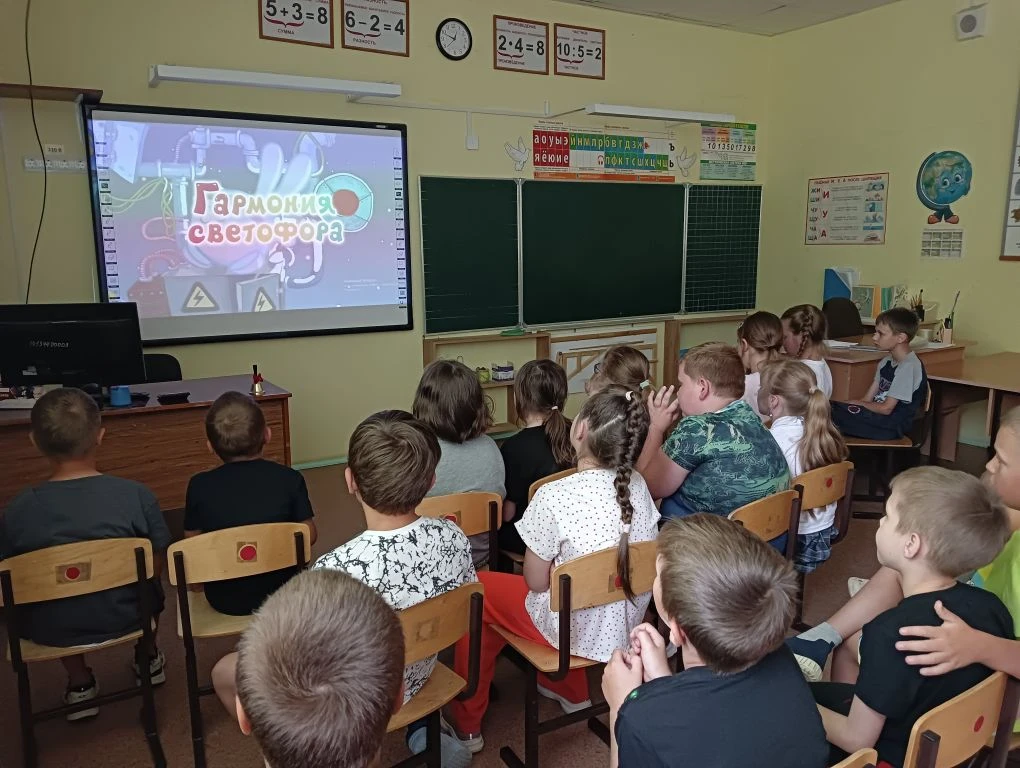 Смешарики 🤖 учат правилам дорожного движения 🚦 в пришкольном лагере! 🏫

Сегодня ребята отправилис
