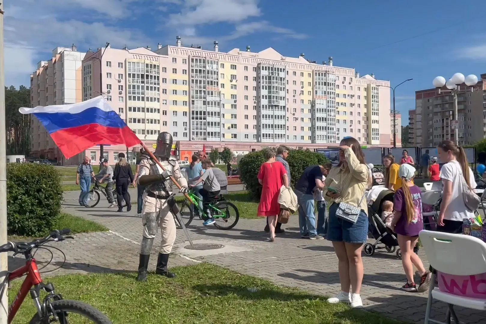 День России и День города снежинцы впервые отмечали на площади перед зданием центрально...
