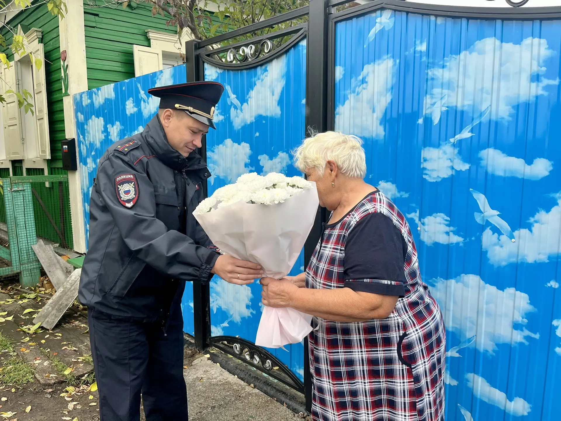 👮‍♂️ В Зиме и Саянске сотрудники полиции поздравили матерей погибших коллег