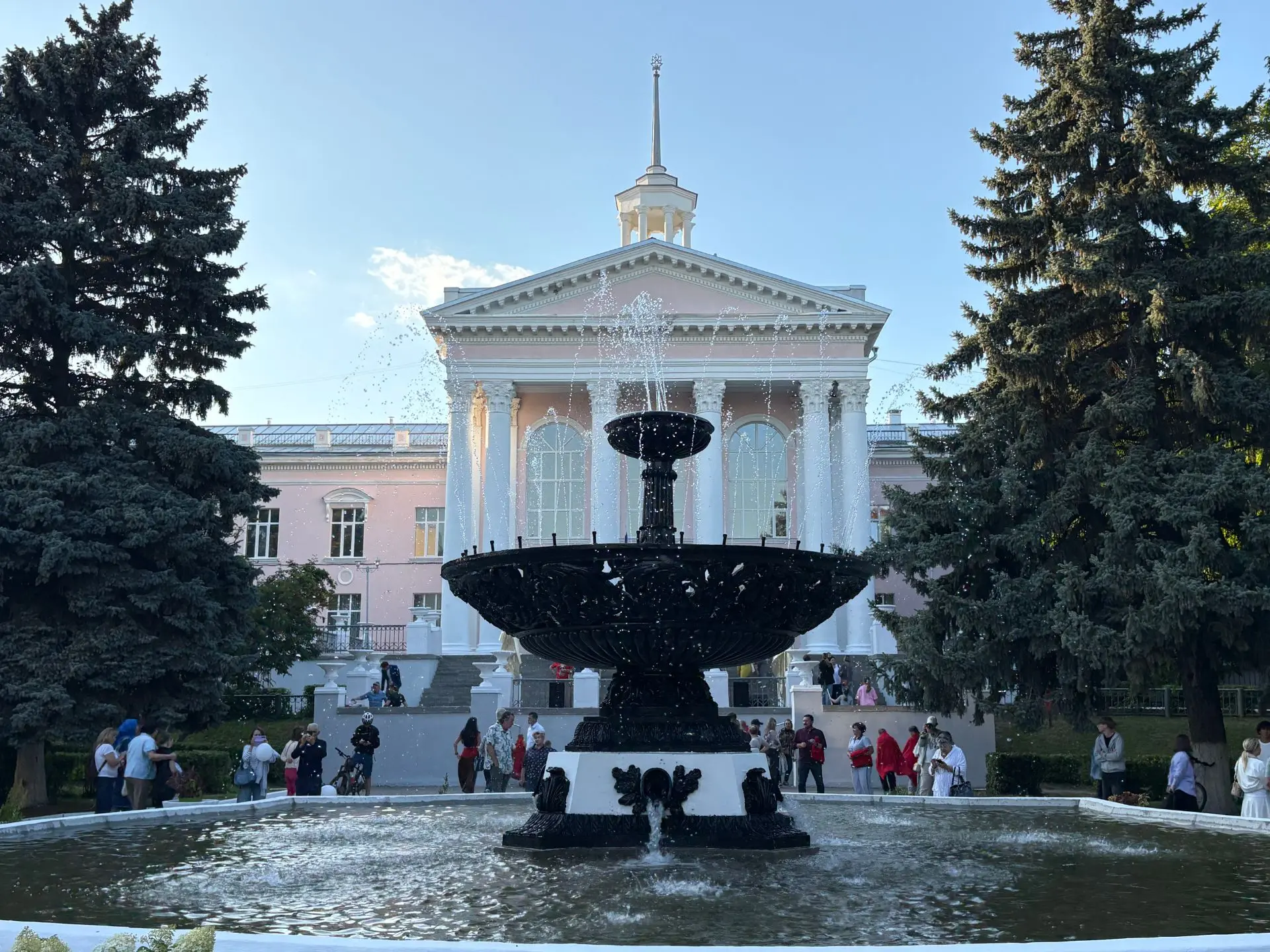 Сегодня открыли фонтан около Дворца Первых — хороший подарок ко Дню города для всех, кт...