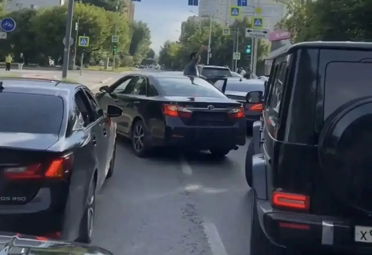 Участников свадебного кортежа наказали за массовые нарушения ПДД в Тюмени.

Водители на тонированных
