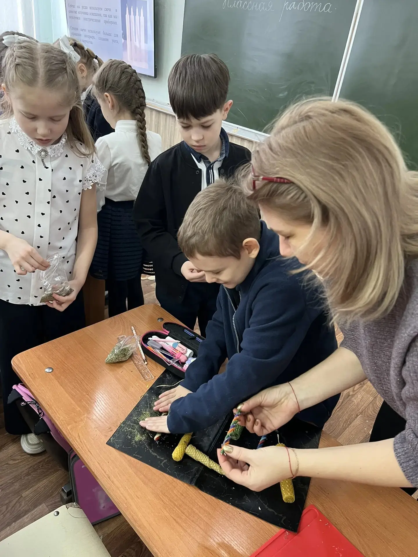 Сегодня в нашем классе (2А), я проводила мастер-класс по изготовлению свечей из медовой вощины.  Вос