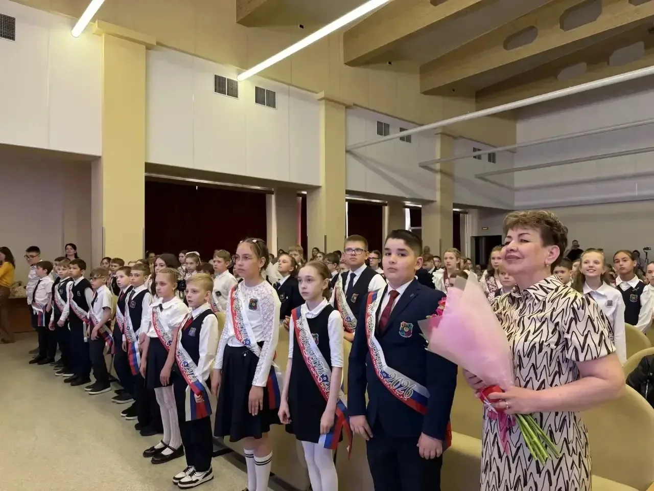 На этой неделе в нашей школе целых три дня проходили выпускные вечера для учеников четвёртых классов