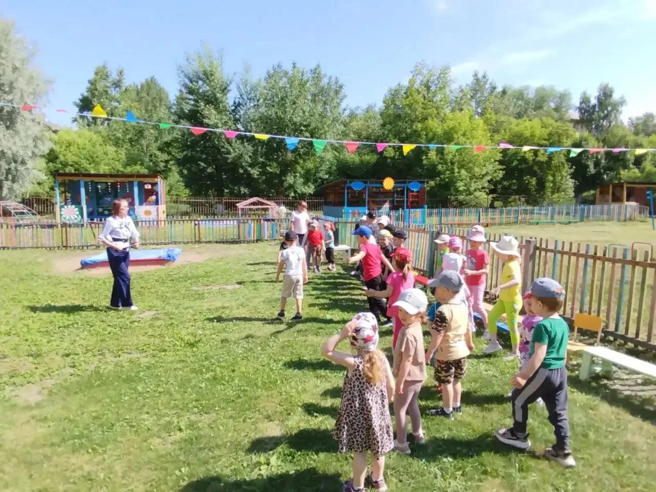 По дорожке, по тропинке 
В край родной ИЮНЬ идёт ☀️
И в оранжевой корзинке🧺
Лето звонкое несёт 🎶 
