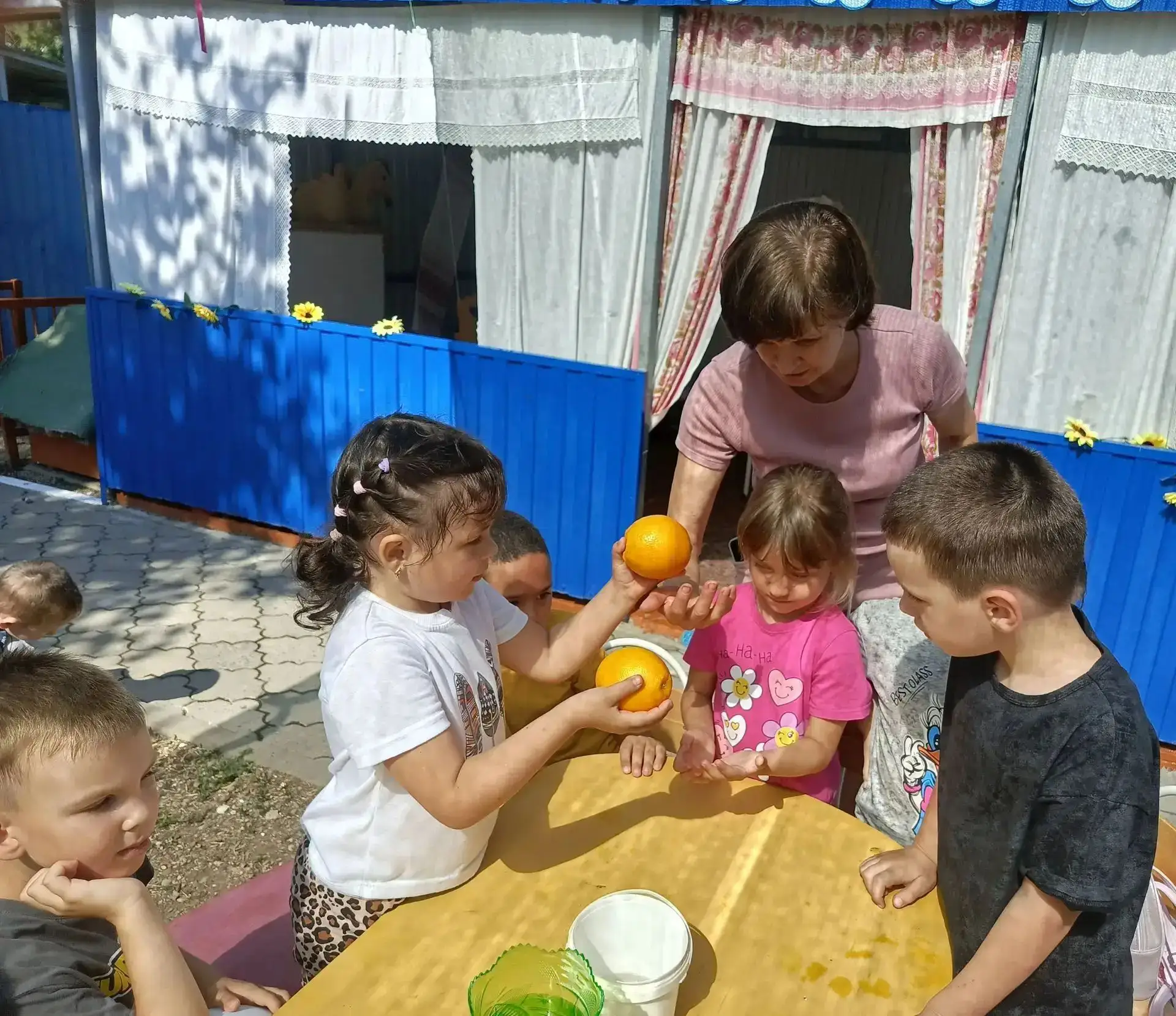 Сегодня в детском саду прошёл день экспериментов. К нам в гости приходил Незнайка и дети вместе с ни
