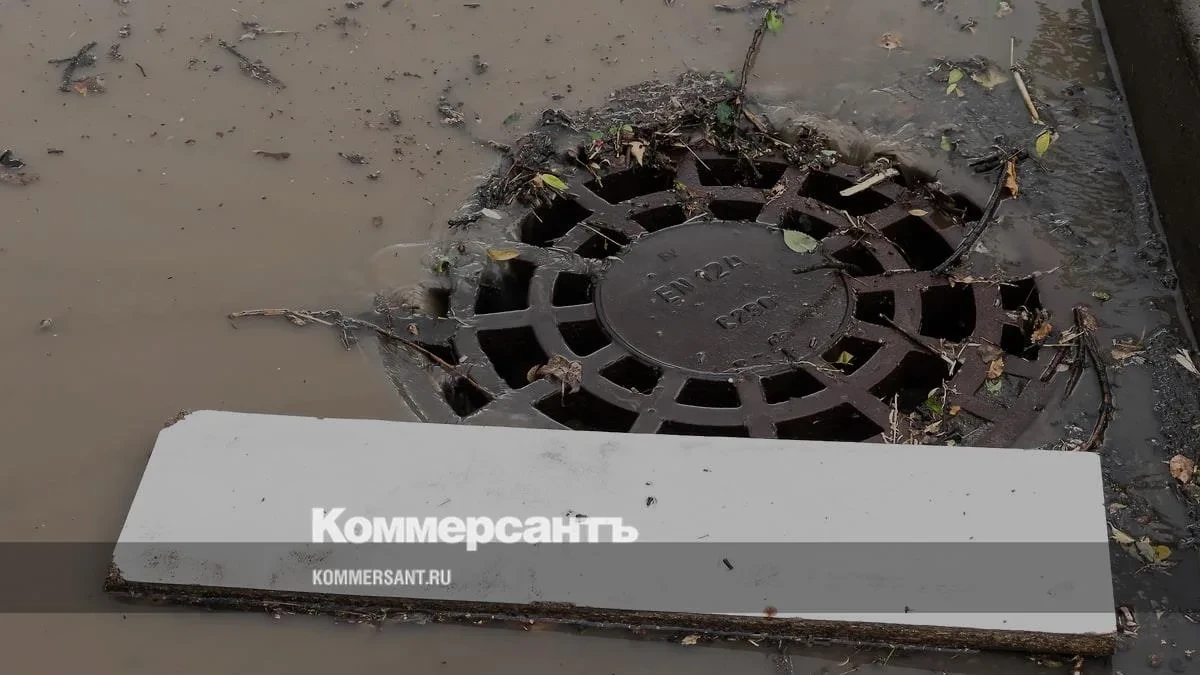В Новороссийске чистят и ремонтируют ливнёвки перед сезоном 🌧️🛠️