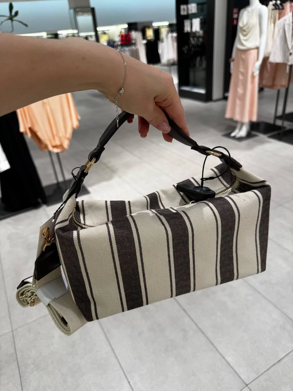 Еще в MAAG понравилась сумка-косметичка в полоску. Интерпретация культовой Hermes bride...