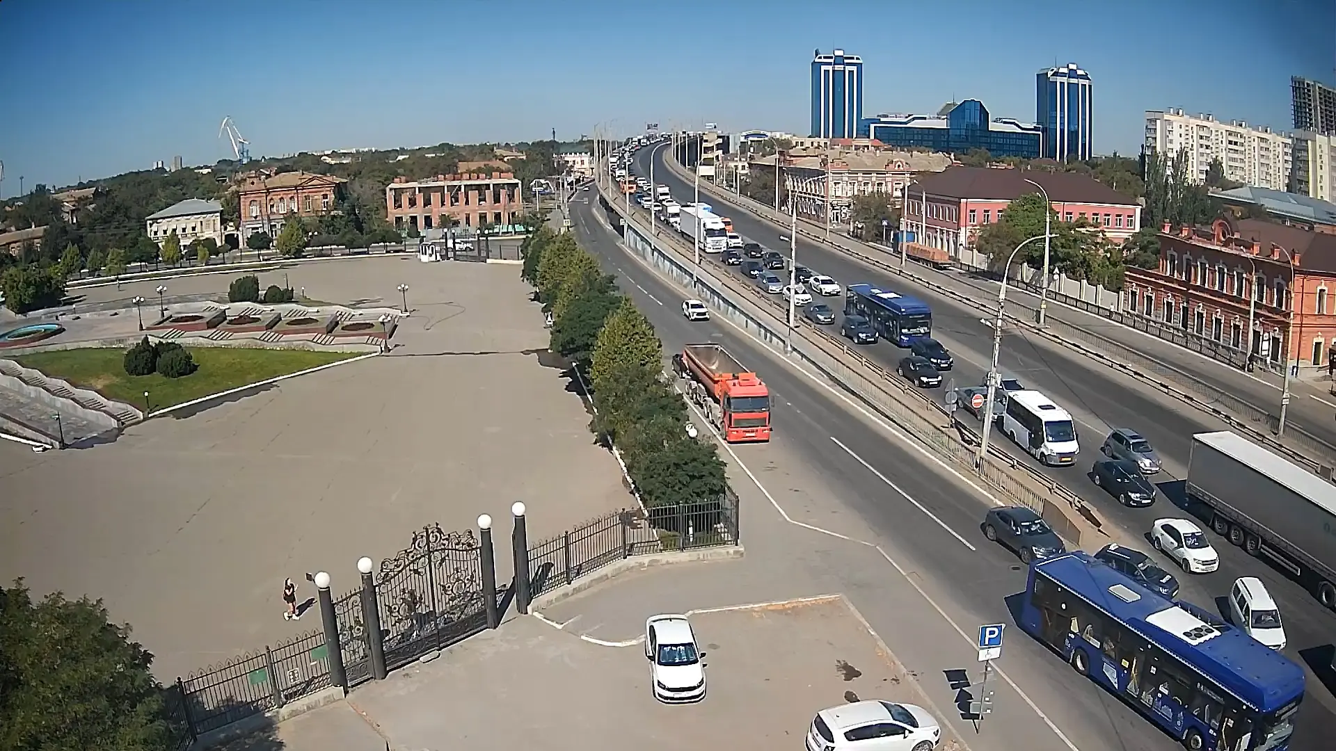 Внимание автомобилистов! Выбирайте пути объезда

В районе Нового моста и улицы Савушкина движение по