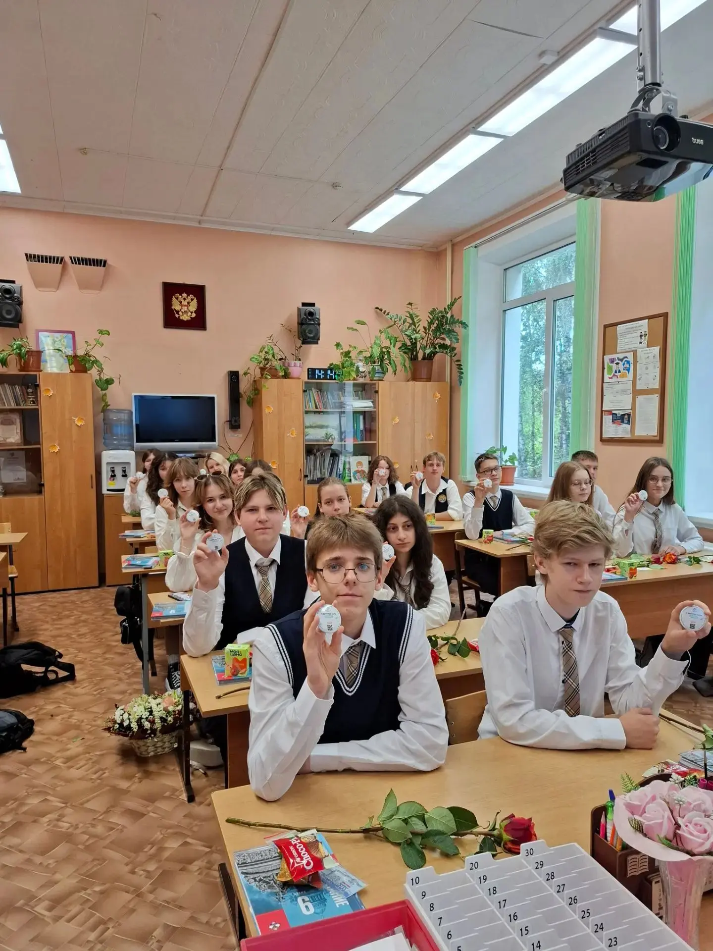 📢 1 сентября ученики МАОУ СОШ №10  присоединились к всероссийской акции «Дети вместо ц...