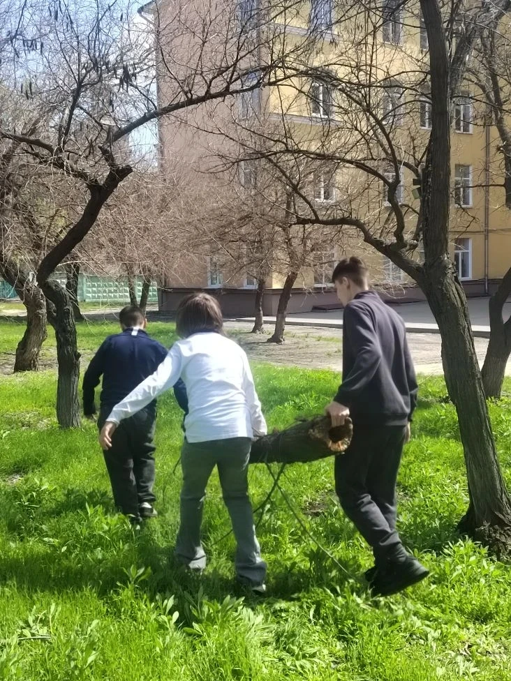 «Мы за чистоту»!   Ученики #МОУСШ81 продолжают приводить в порядок территории школы. Ребята не тольк