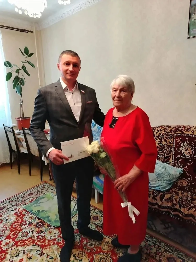 Депутат Андрей Калугин вручил поздравление от Президента ветерану Зинаиде Починской

6 июня депутат 