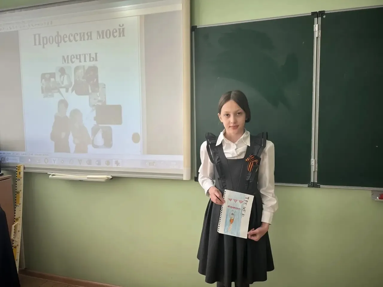 Сегодня в 4 «Д» классе прошёл классный час «Моя профессия мечты». 🌟  Ребята рассказывали, кем хотят 