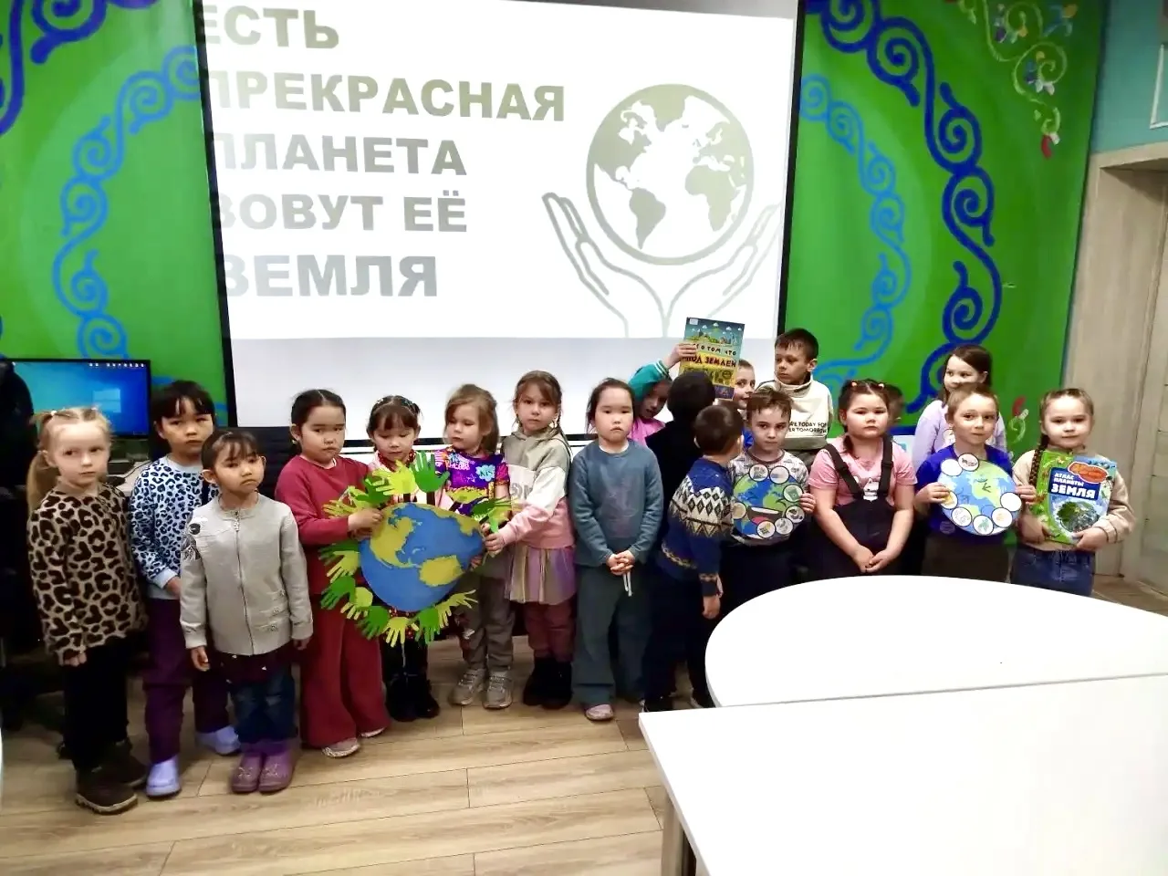 Наши воспитанники в модельной библиотеке. Встреча посвящена Дню Земли 🍃
