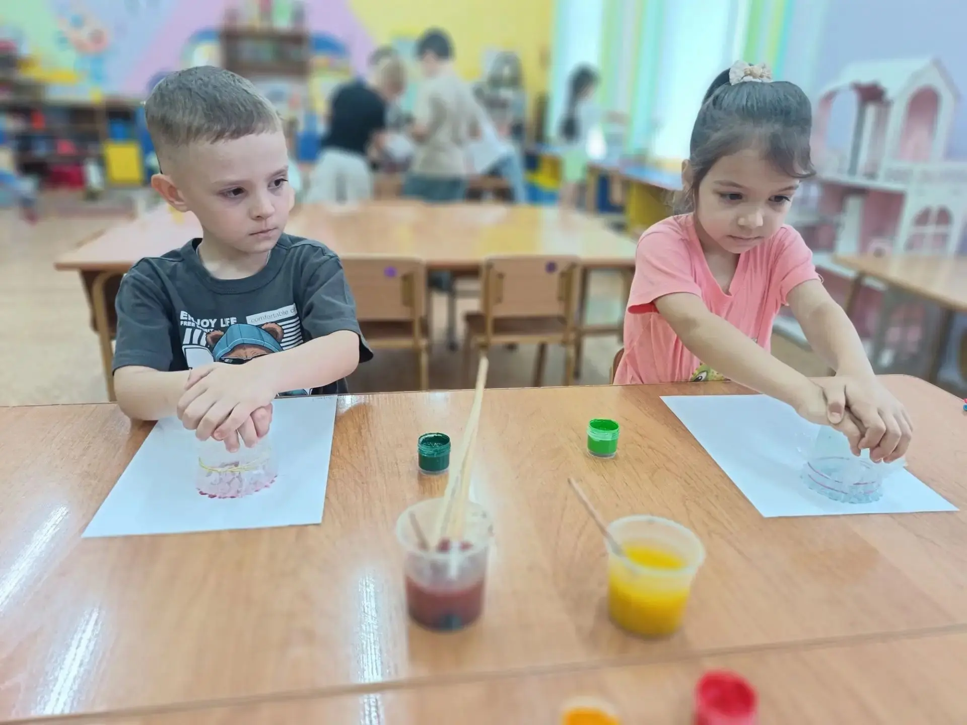 🎨 Летний букет: творим по-новому! ☀️

В старшей и подготовительной группах прошло творческое заняти