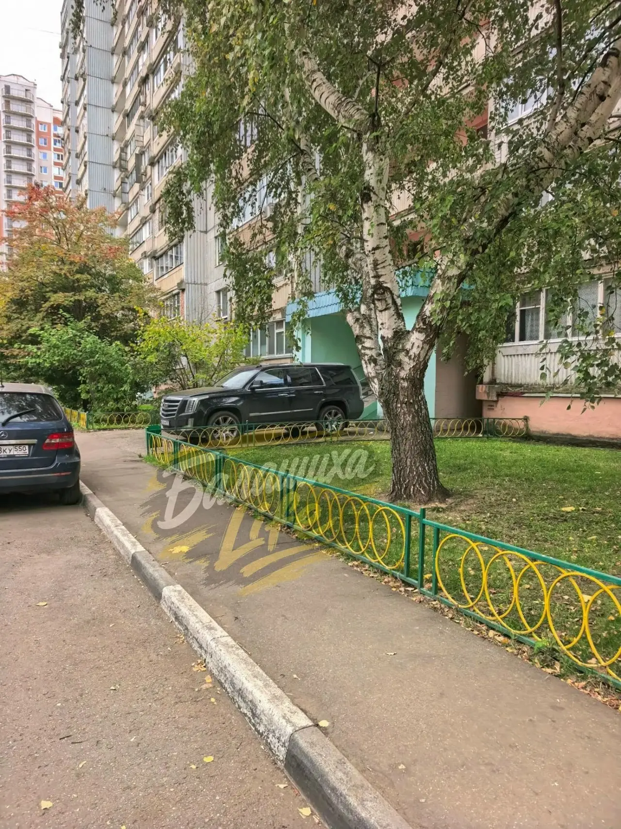 И это машина не инвалида. Так паркуется уже не один день. Что с людьми происходит?