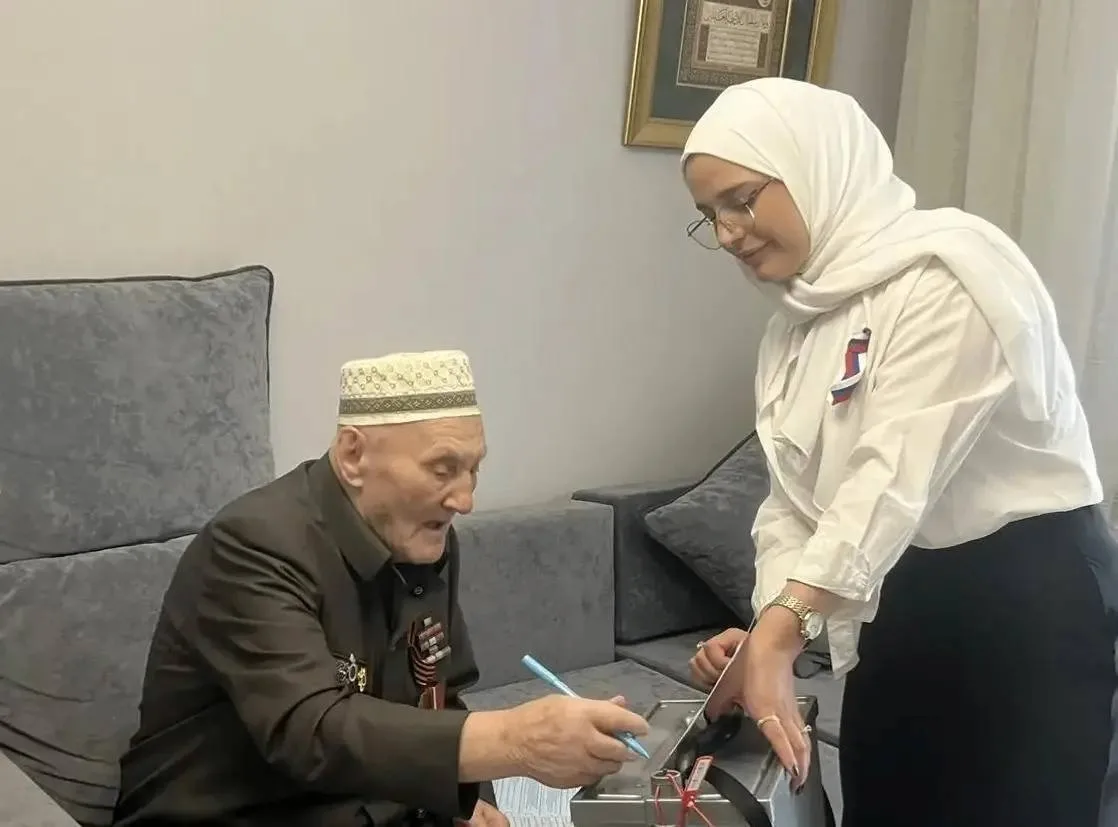 102-летний ветеран проголосовал на выборах в Каспийске