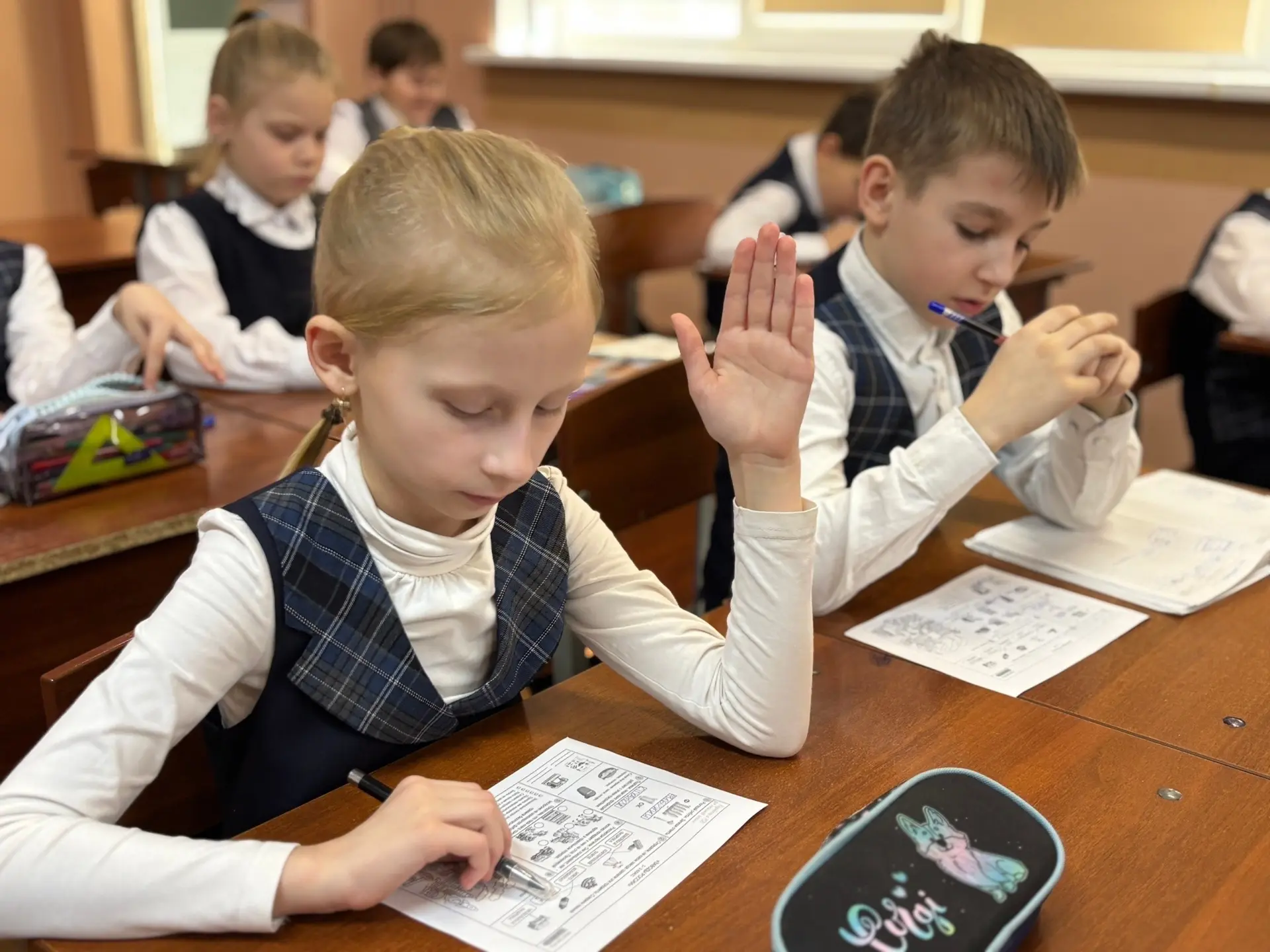 🇷🇺16 марта в МБОУ «СОШ №34» состоялась традиционная церемония выноса Государственного флага Российск