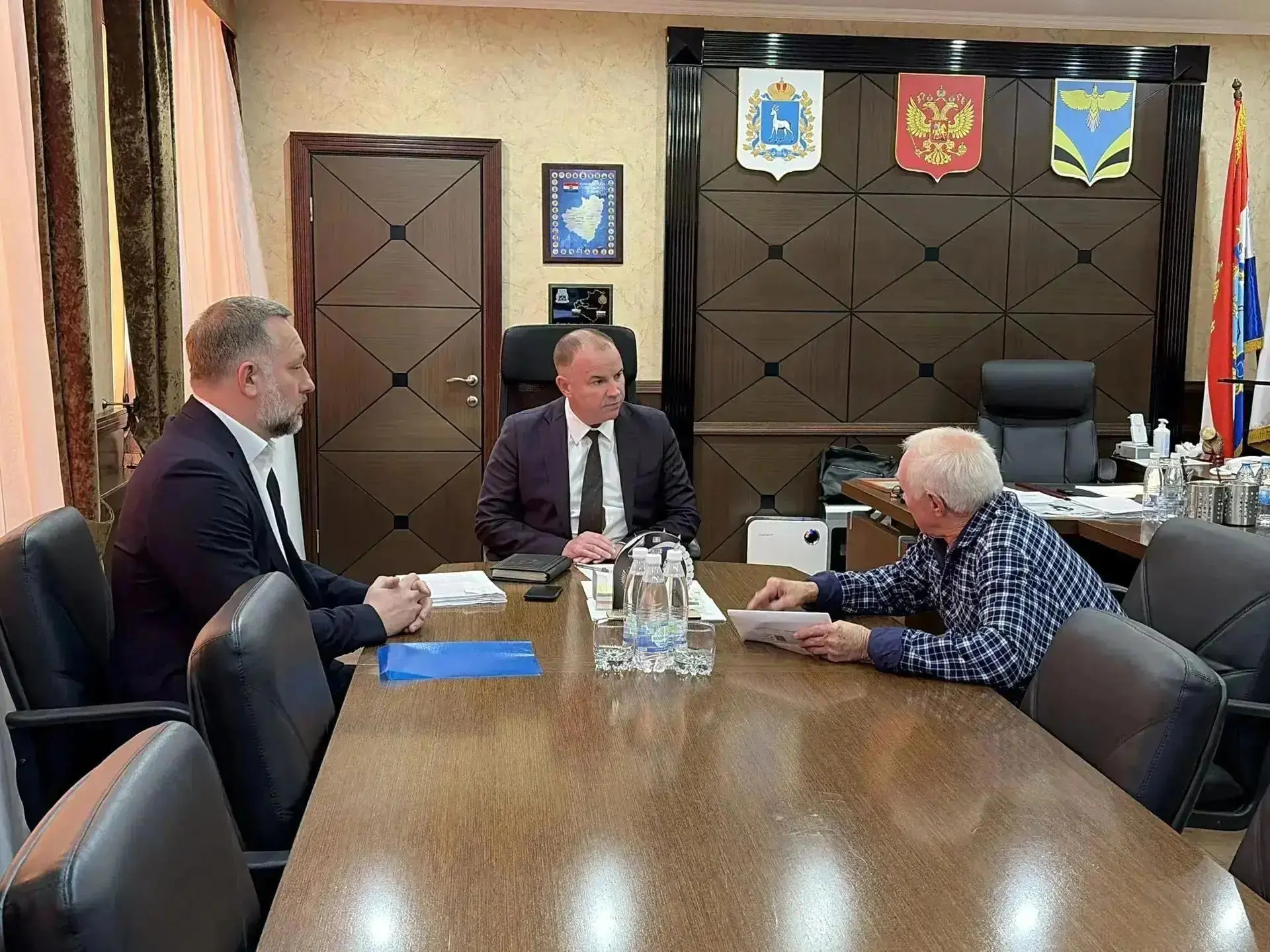 Сегодня Глава района Дмитрий Леонидович Вавилов провёл личный приём граждан.