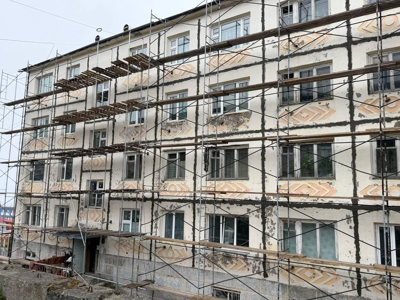 В поселке Провидения выполняют капремонт фасада дома на улице Полярная

📌 Дом 1977 года постройки н