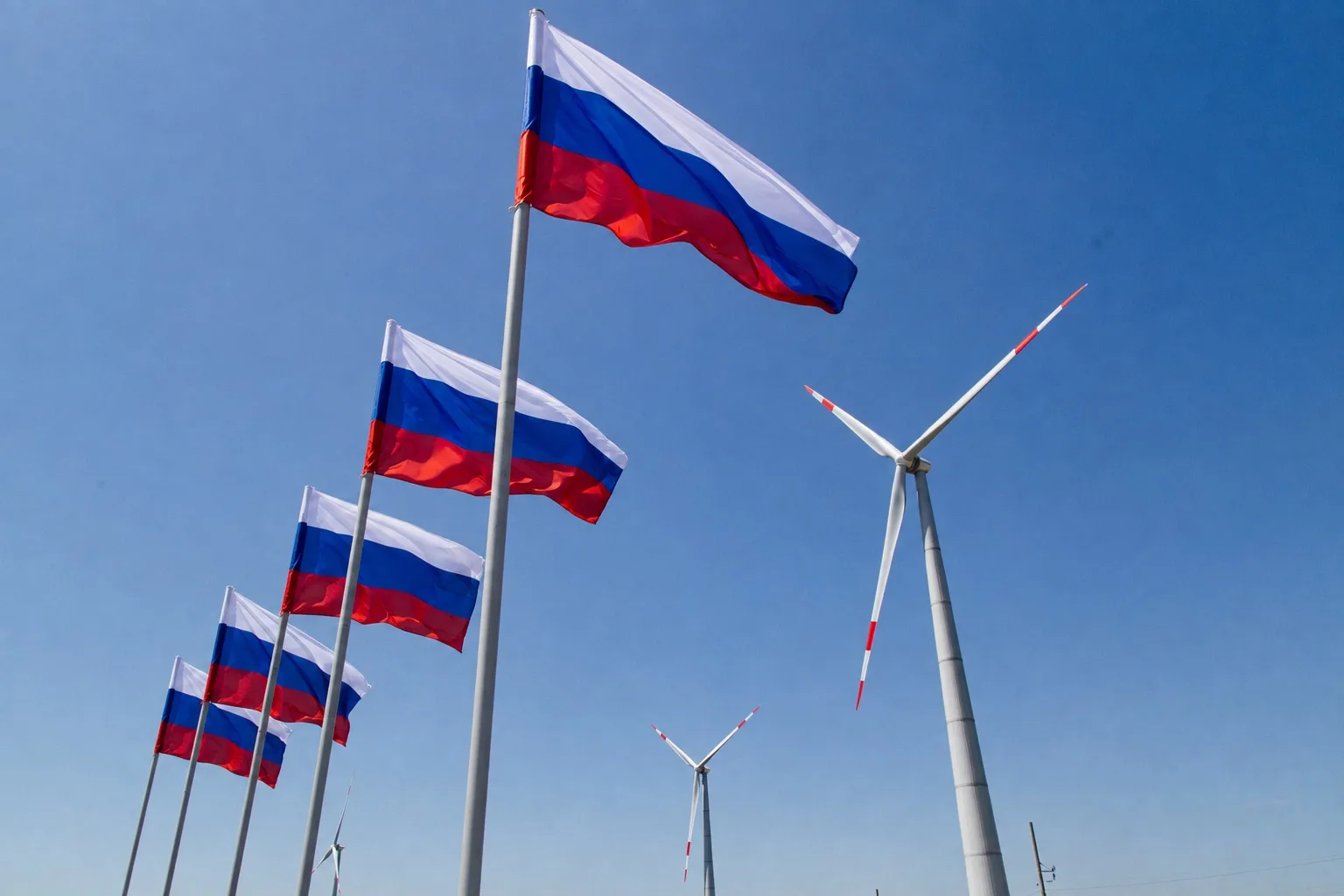 🇷🇺 Три цвета. Одна страна. Энергия движения вперёд.