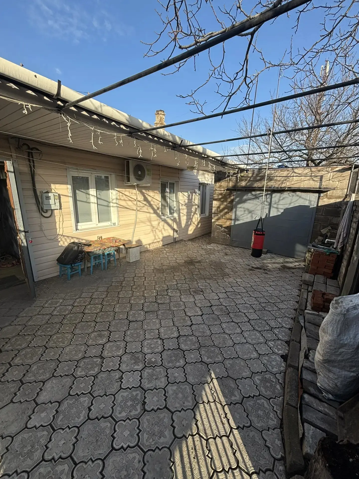Продам часть дома на пос мирном, в доме две комнаты, везде натяжные потолки. Кухня, санузел (душевая
