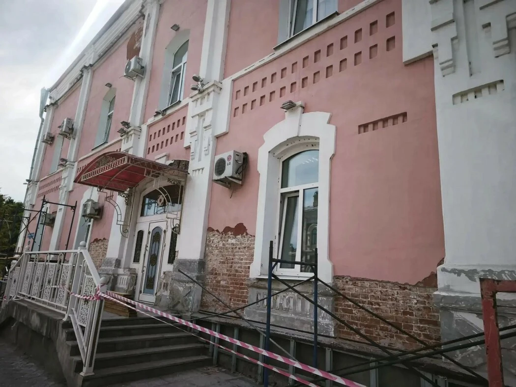 В амурской столице проходит плановый ремонт фасада Дворца бракосочетания. И хотя новый ...