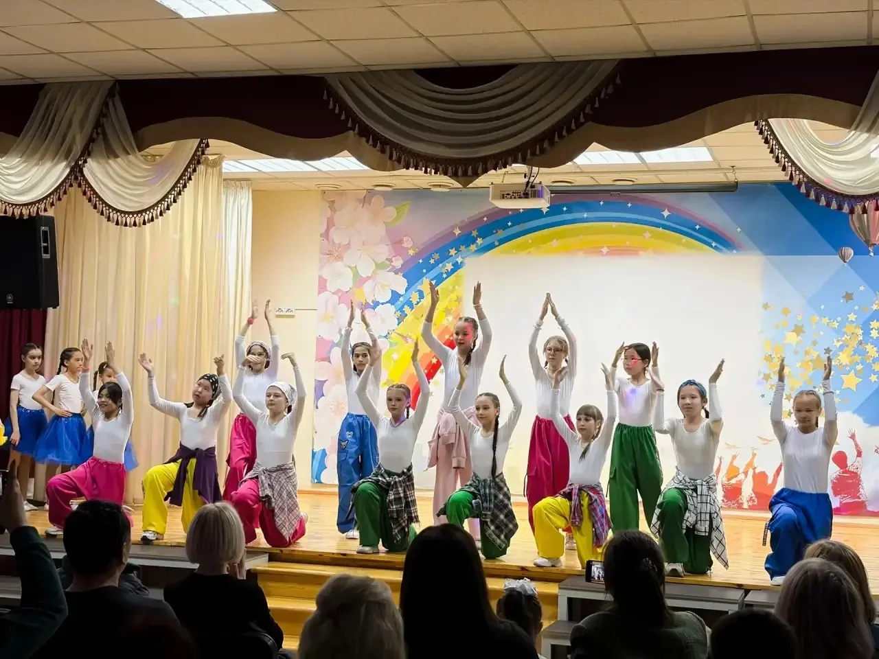 ✨ Отчётный концерт хореографического коллектива «6+5» прошёл в нашей школе — и это было замечательно