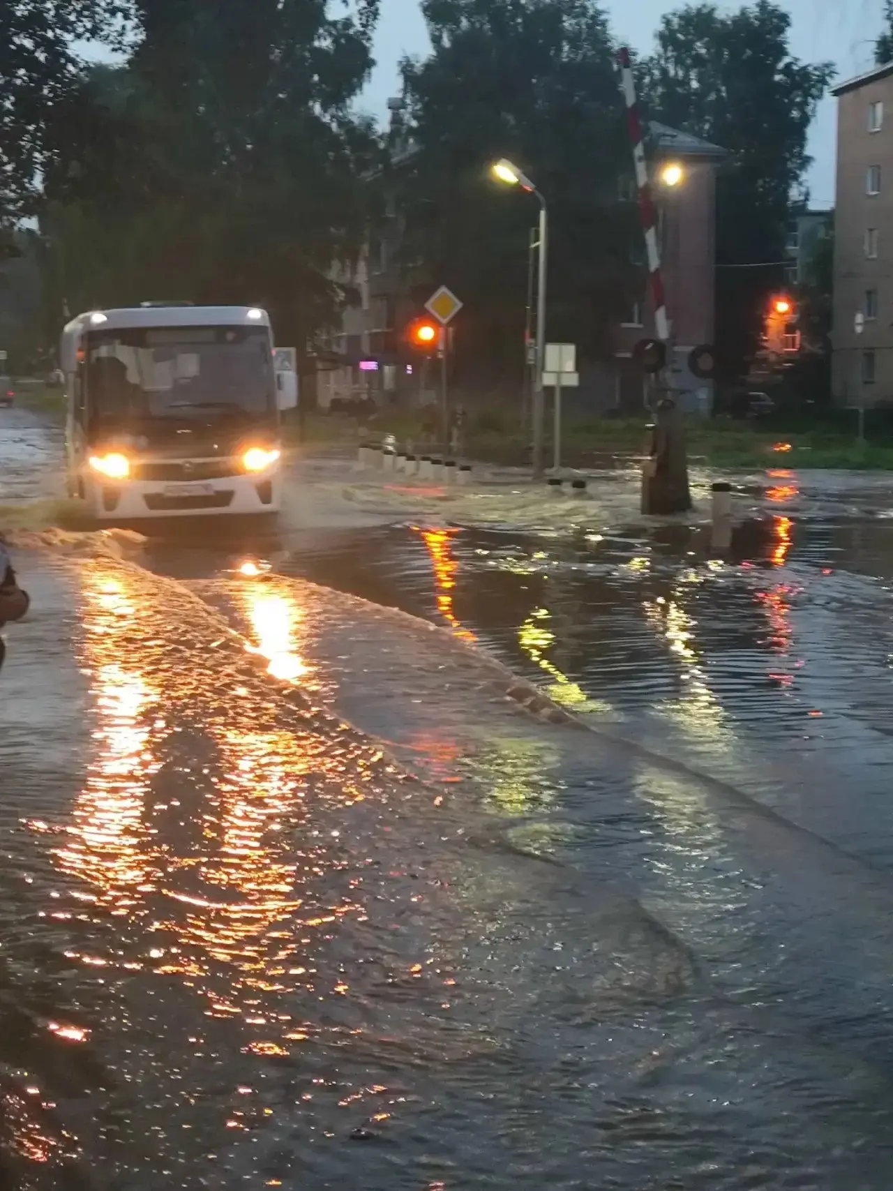 Из-за выхода из берегов реки Сыга в Глазове временно меняются маршруты автобусов и реко...