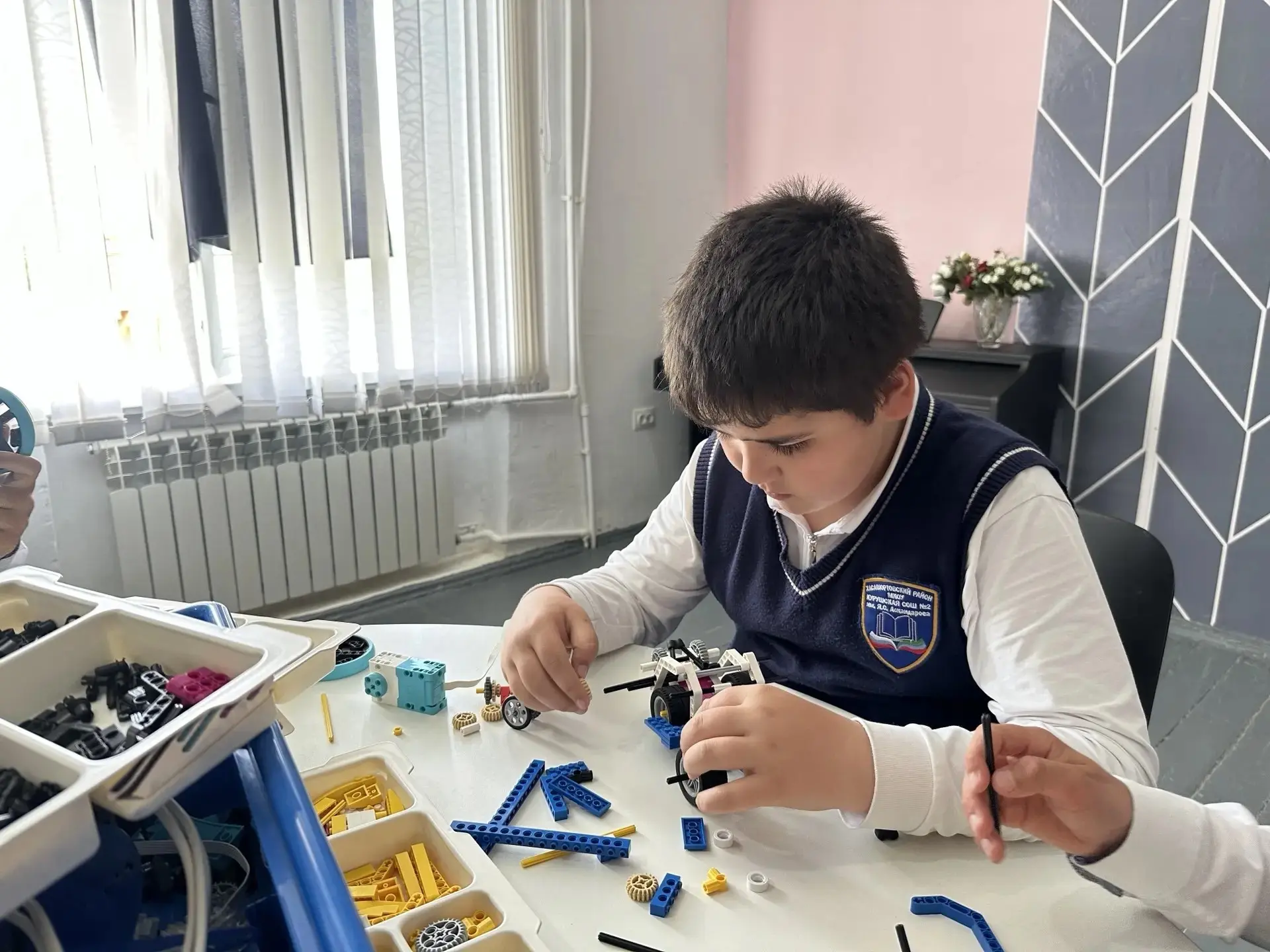 🏫 Урок труда в 5‑м классе: подъёмный кран из LEGO    Сегодня в центре «Точка роста» ученики 5‑го кла