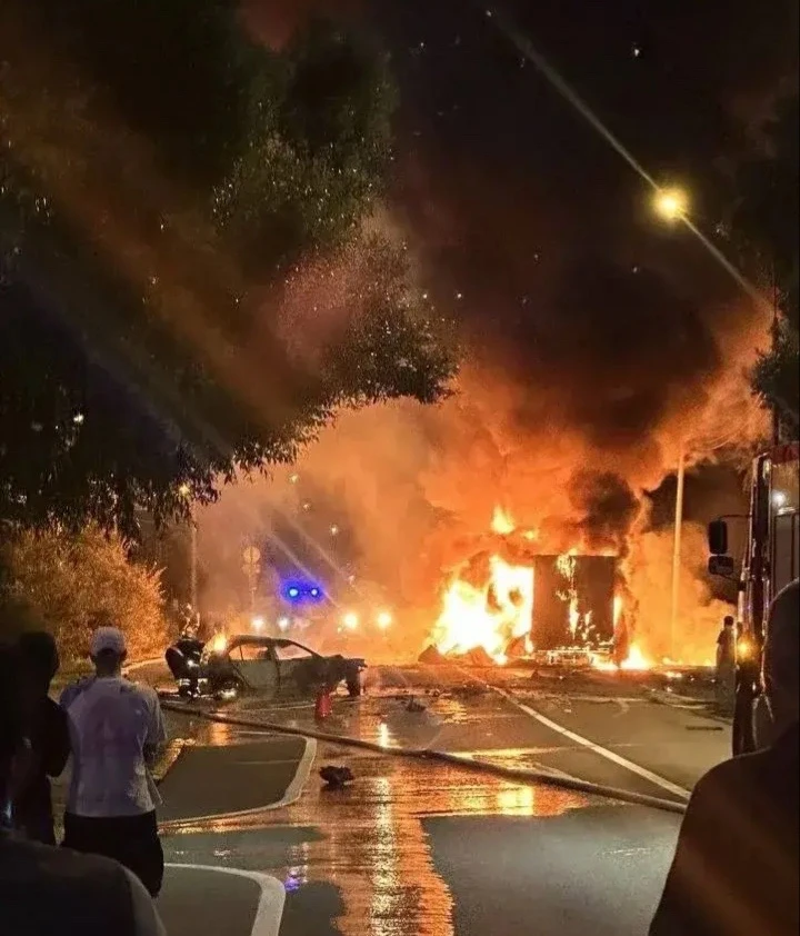 🔥 Серьезная авария на Калужском шоссе — в районе Вороново столкнулись BMW и фура.

После удара обе 