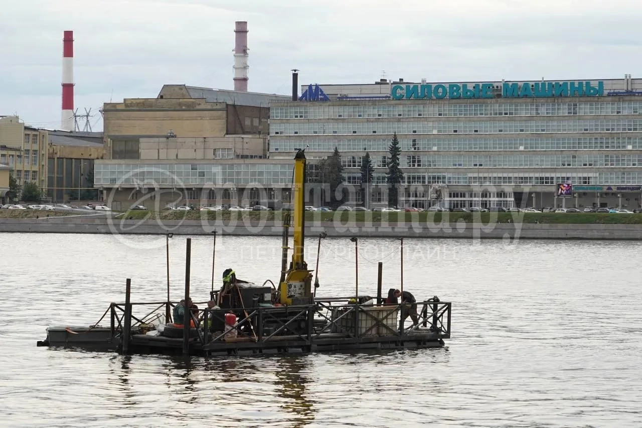 Cкважины для метро бурят посреди Невы. Напротив Смольного проводят инженерные изыскания...