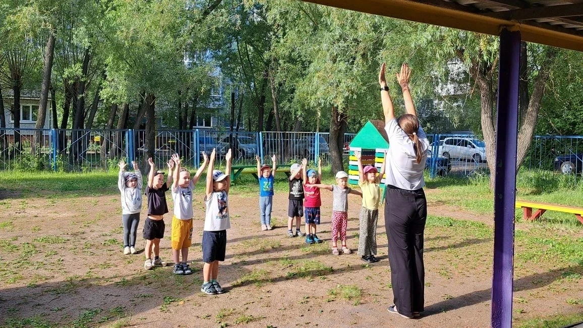 Утро в нашем саду начинается не с каши, а с весёлой зарядки на свежем воздухе! 🌞 
Под звонкую музык