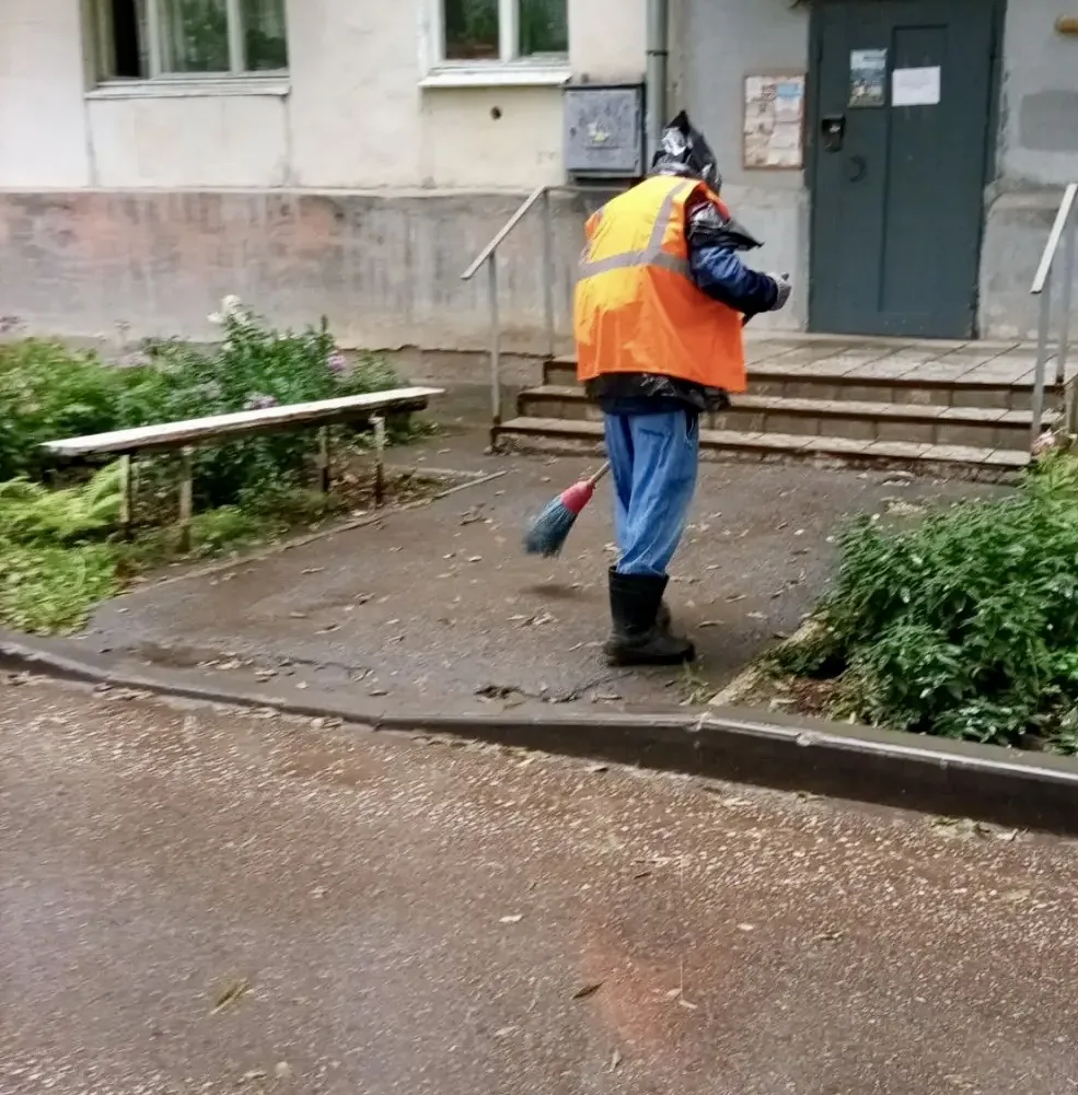 🧹Утренняя уборка придомовой территории по адресам: