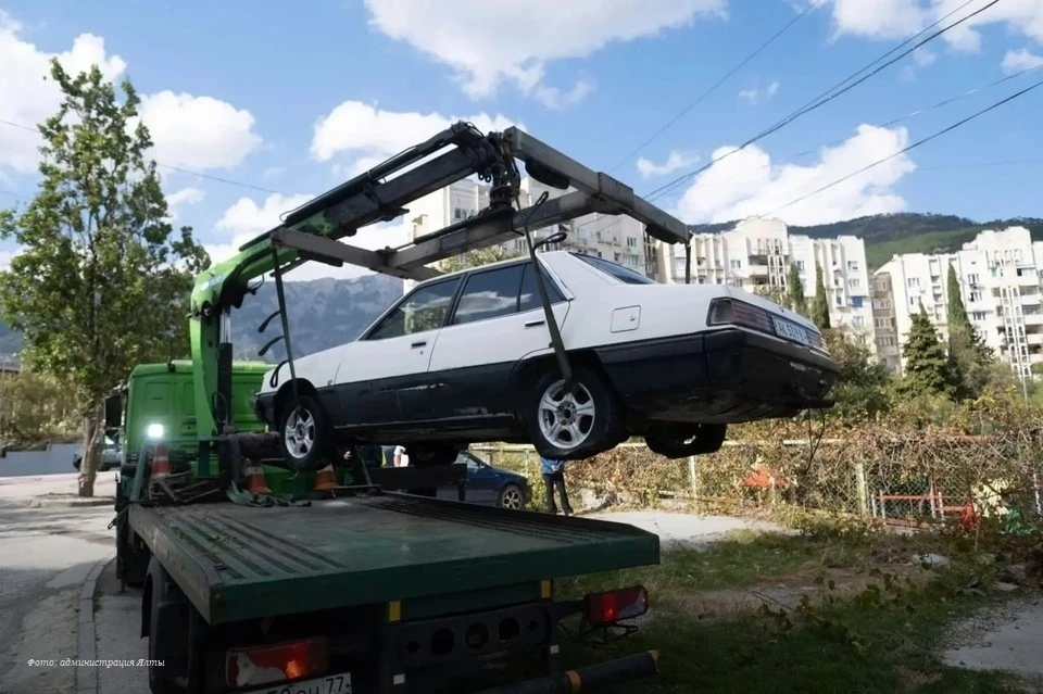 С улиц Ялты эвакуируют брошенные автомобили