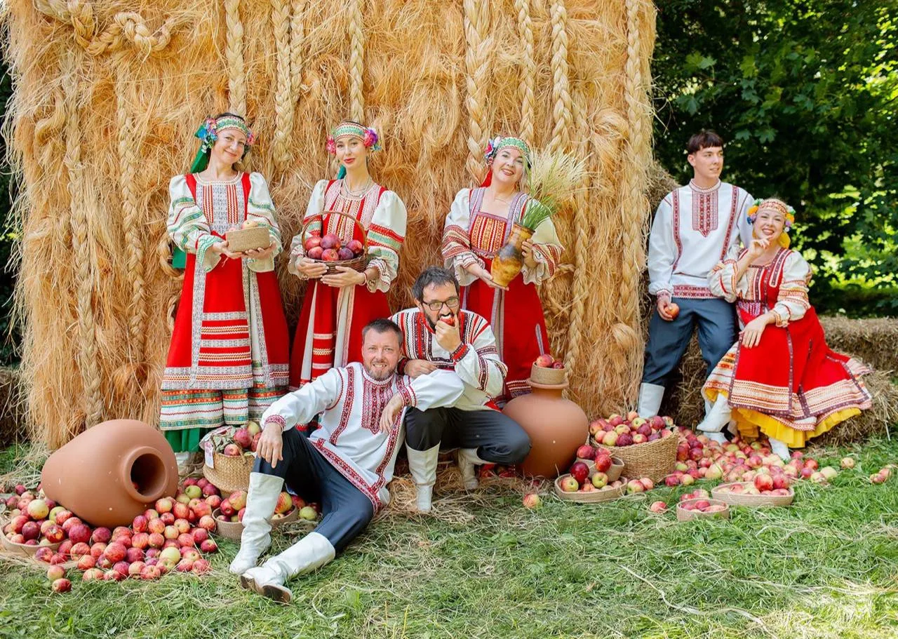 🎶 В День России в парке «Царицыно» проходит масштабный фестиваль с участием более 350 ...