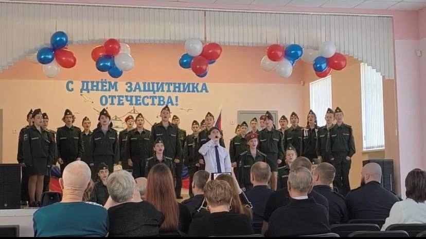 Февральский ветер ворошил страницы,