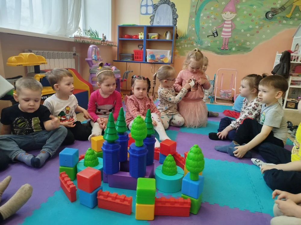 Ребята из группы " Гномики " из крупного конструктора ,  строили разные башни, дома и т...