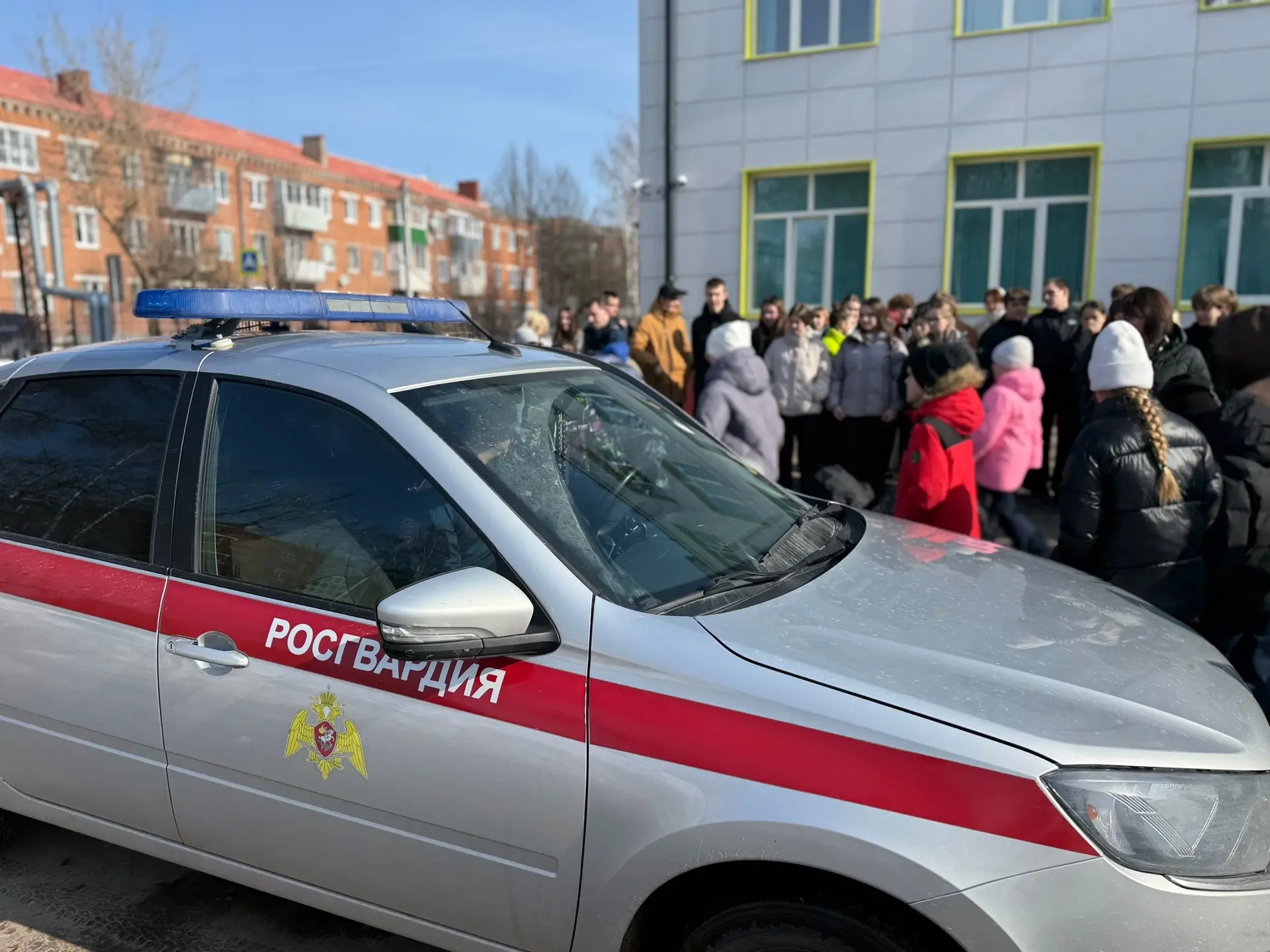 👮‍♂️ Будущее уже здесь: встреча с героями реальной службы!  В нашей школе прошел невероятно крутой у