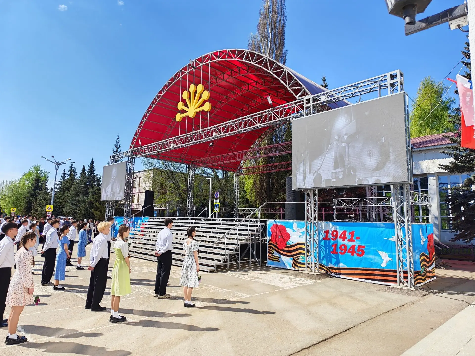 Ученики старших классов школ города собрались на центральной площади, чтобы почтить пам...