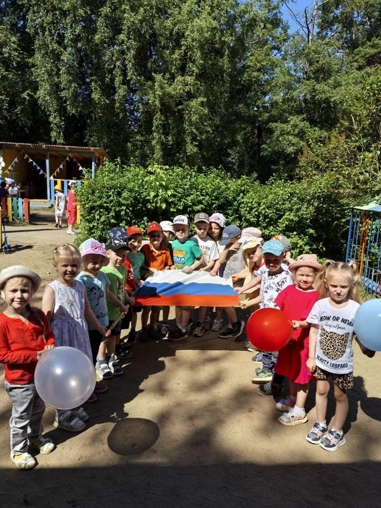 Мы всех сегодня с днём России поздравляем,
Ведь это главный праздник для страны большой!
От всей душ