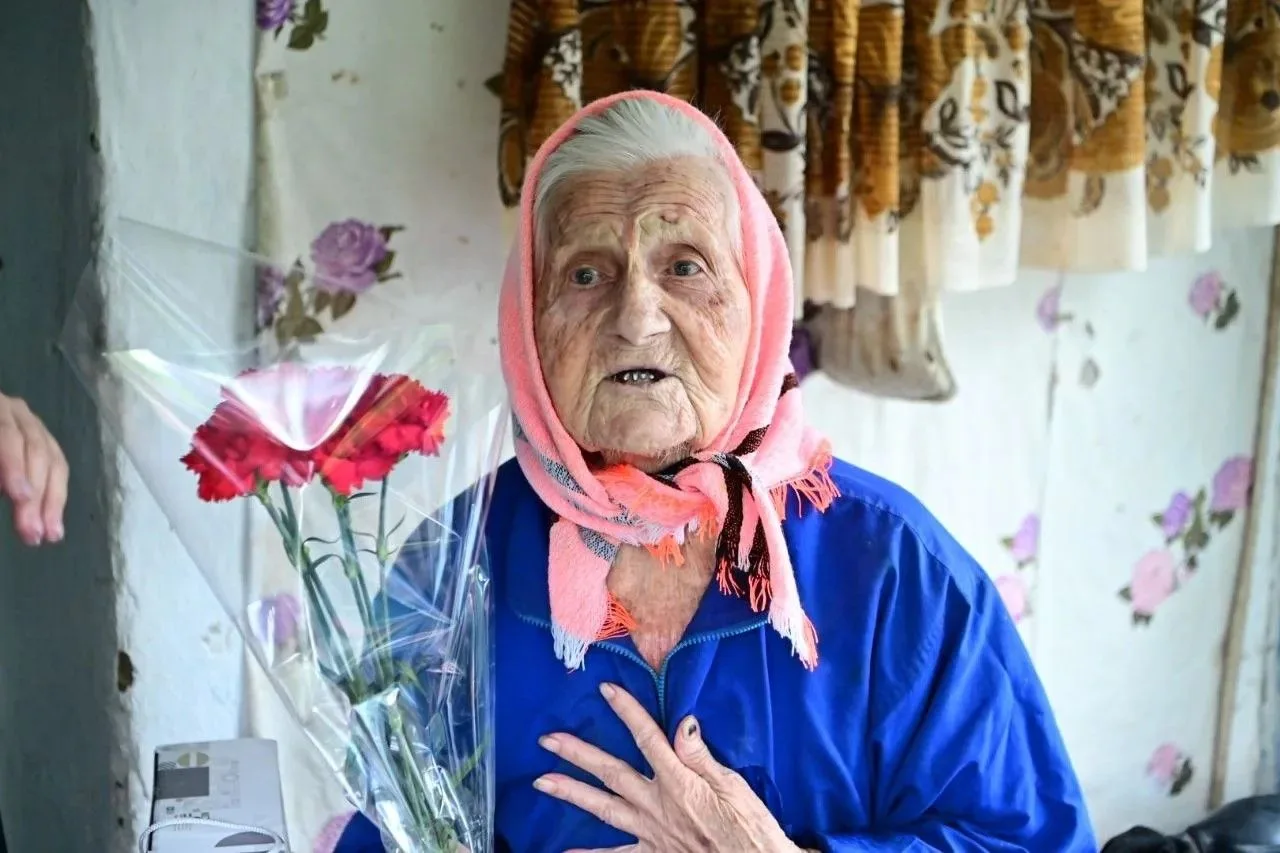 Долгожительницы Прикумья Вера Георгиевна Феклистова и Мария Михайловна Борисова принимают поздравлен