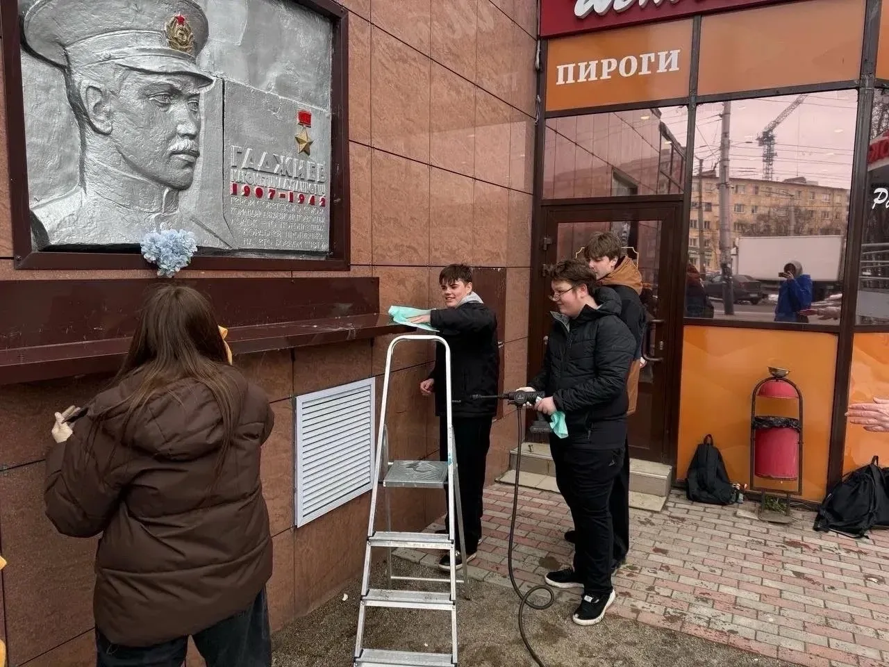 Ученики 9 «Б» класса под руководством классного руководителя Натальи Юрьевны вместе с родителями при