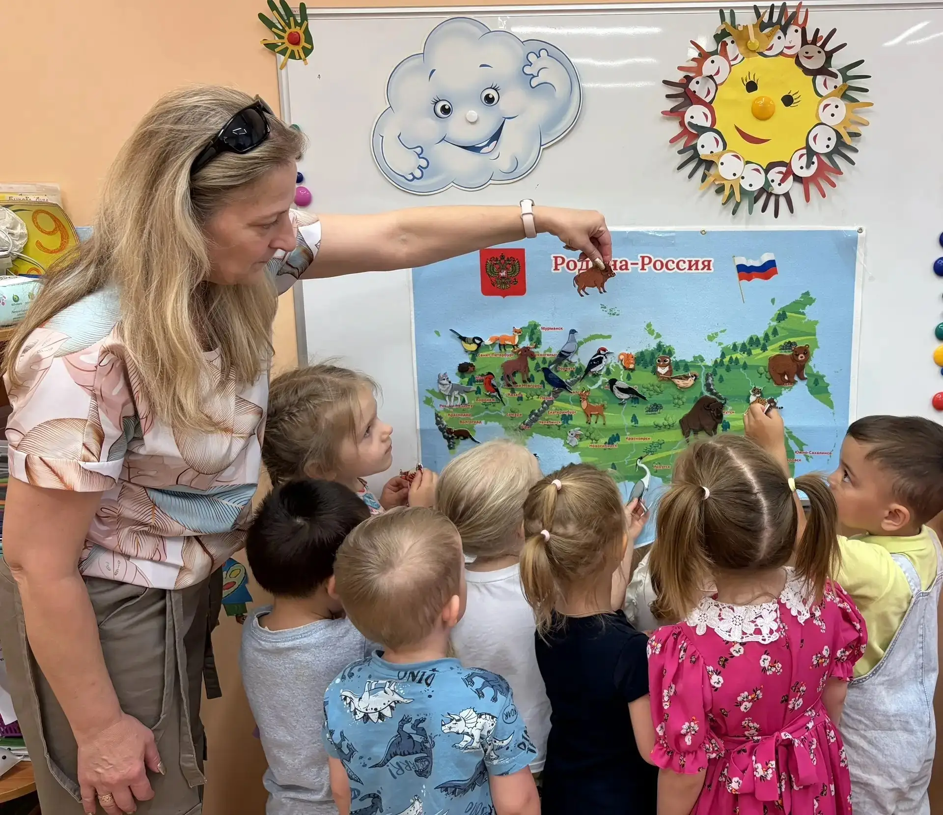 ☀️🇷🇺
Уже завтра мы отмечаем важный и очень душевный праздник — День России! Наши любознательные до