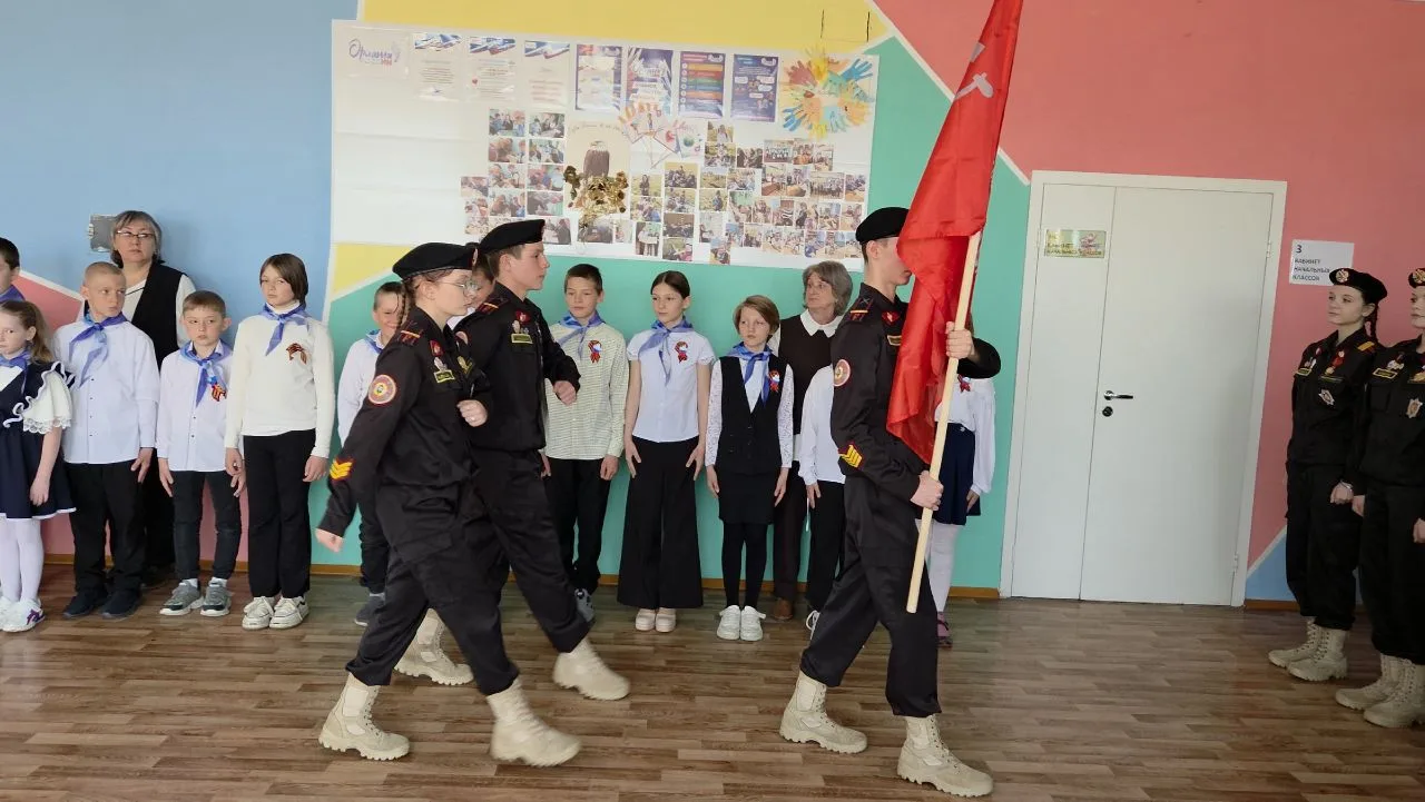 🇷🇺 Торжественная линейка в рамках патриотической акции "Часовой у Знамени Победы"🇷🇺