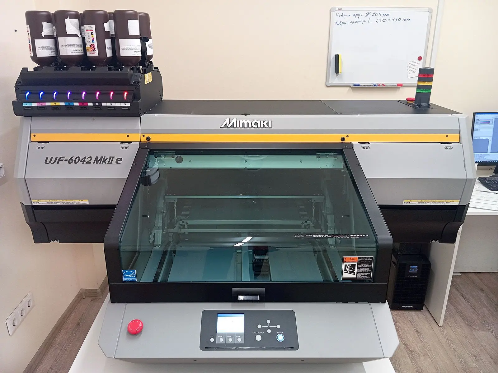 Планшетный УФ-принтер Mimaki UJF-6042 MkII с печатным вакуумным столом 610 х 420 мм инж...
