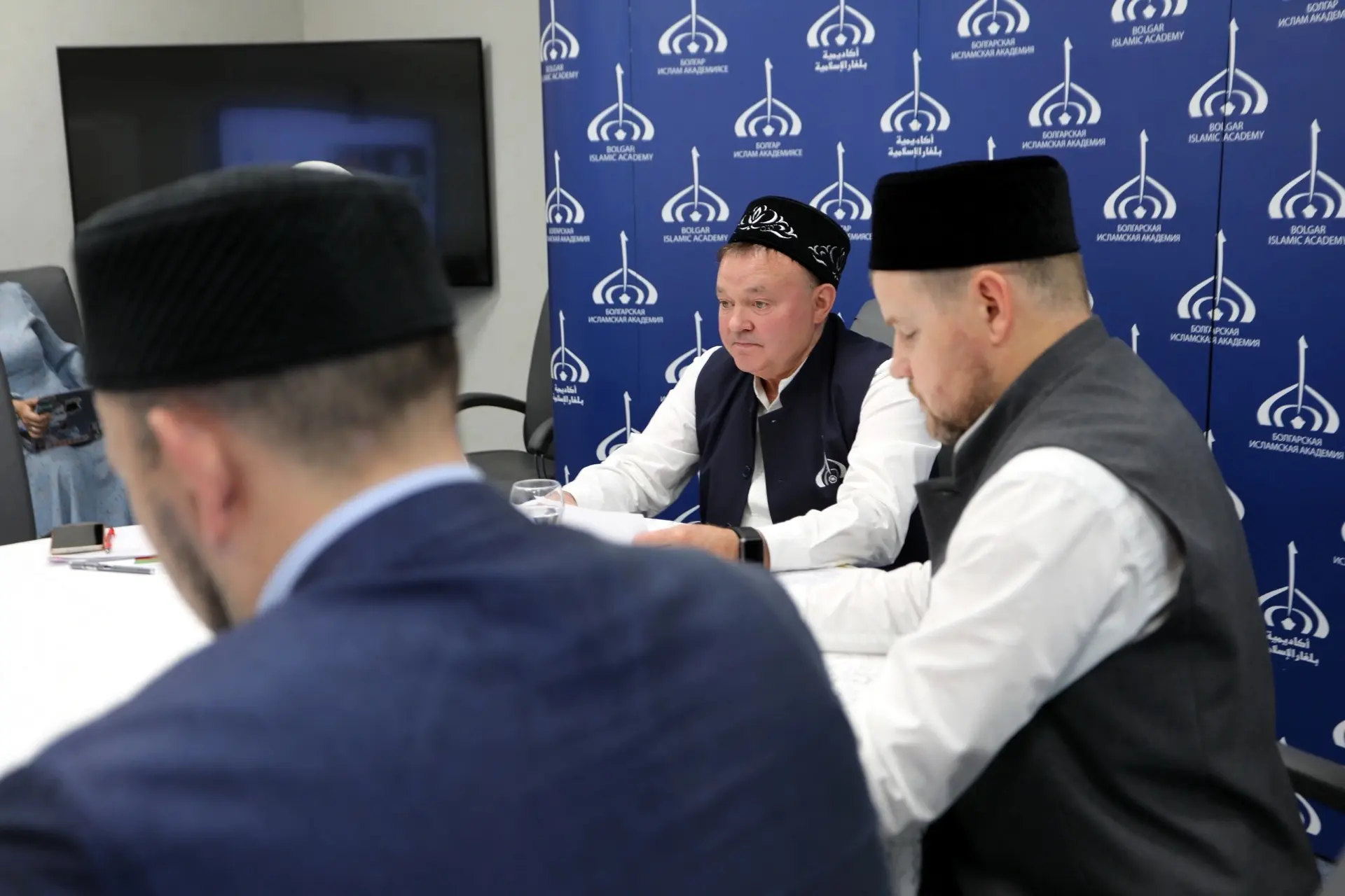 28 августа под председательством ректора Болгарской исламской академии Фархата Хуснутди...