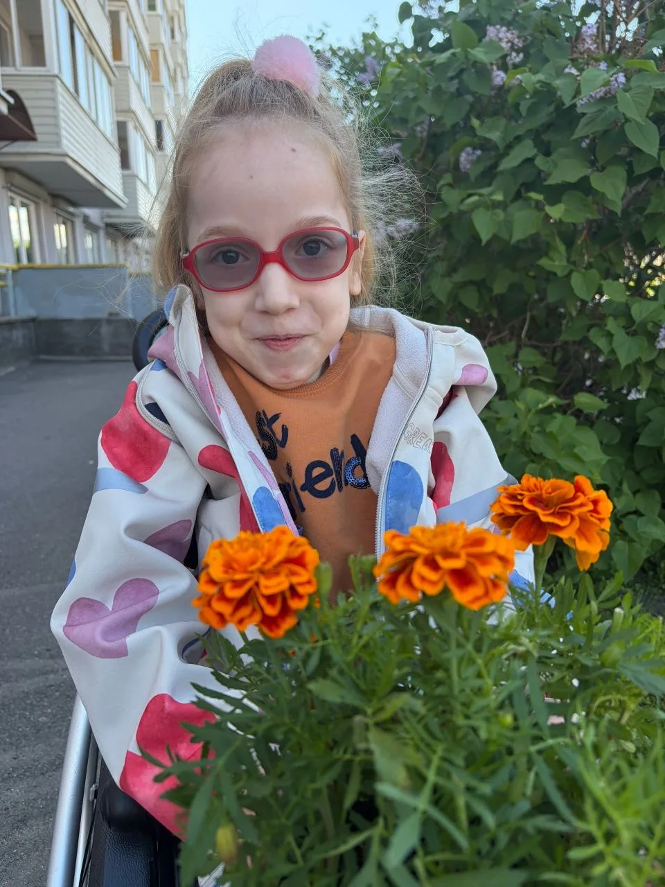 🌼Наши ребята приняли участие в благоустройстве территории и высадили на клумбу яркие б...