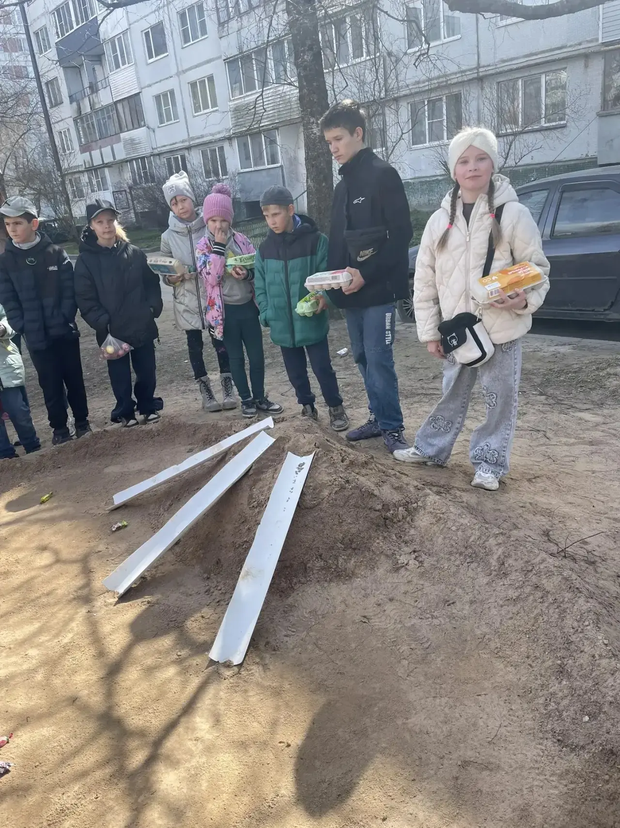 🏠В нашем микрорайоне продолжается старинная пасхальная традиция - катание яиц. 🥚Символическое значен