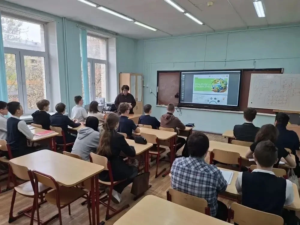 🇷🇺 Еженедельная церемония: единство и планы на предстоящую неделю.  Во всех школьных корпусах неделя